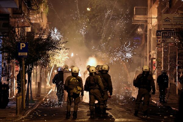 アテネにおける衝突で花火を使用するギリシャ機動隊 - Sputnik 日本