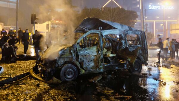A damaged vehicle is seen after a blast in Istanbul, Turkey, December 10, 2016 - Sputnik 日本