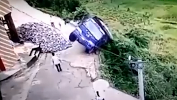 中国の運転手　映画「ワイルド・スピード 」の離れ業で崖からの転落を免れる 【動画】 - Sputnik 日本