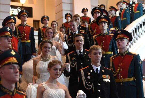 国際クレムリン・カデット舞踏会が始まる前の参加者たち。モスクワのゴスチヌィ・ドヴォールにて。 - Sputnik 日本