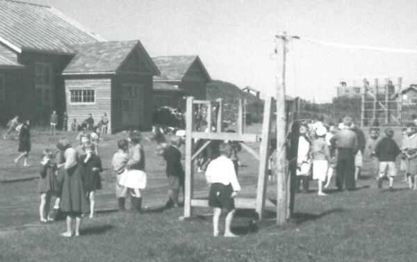 択捉島・紗那小学校の校庭で遊ぶ子どもたち - Sputnik 日本