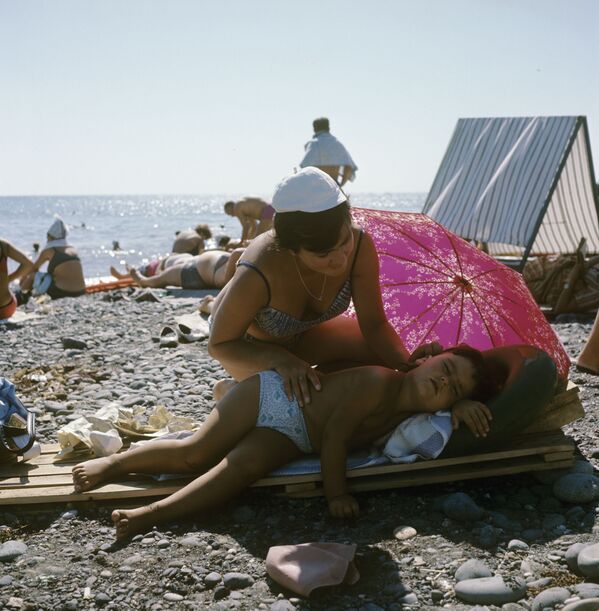 スフミのビーチの母と娘、１９６９年。 - Sputnik 日本