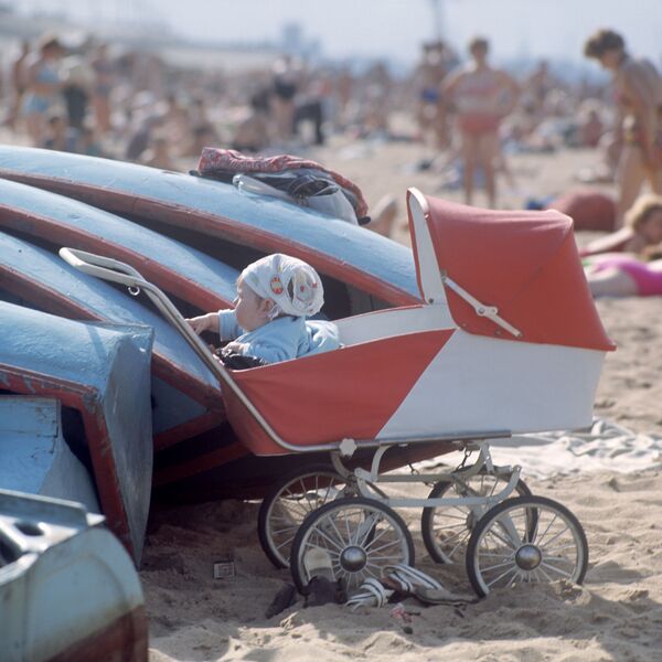 乳母車に乗る子供、ゴーリキー市のビーチにて、１９７０年。 - Sputnik 日本
