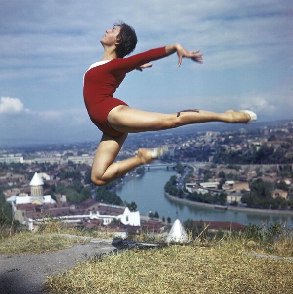 トビリシの町をバックに体操、１９７４年。 - Sputnik 日本