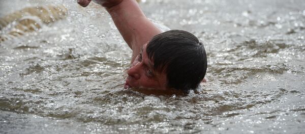 ロシア人、氷の下から犬を救出【動画】 ロシア人、氷の下から犬を救出【動画】 - Sputnik 日本