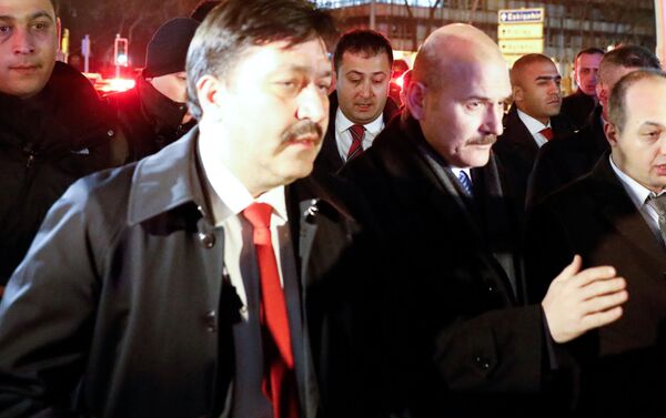 トルコ内務省のスレイマン・ソイル大臣、現地駐在アンドレイ・カルフロフ露大使の襲撃現場となったギャラリーの前で - Sputnik 日本