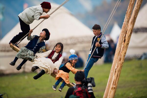 キルギスのイシククール州でぶらんこに興じる子供 - Sputnik 日本