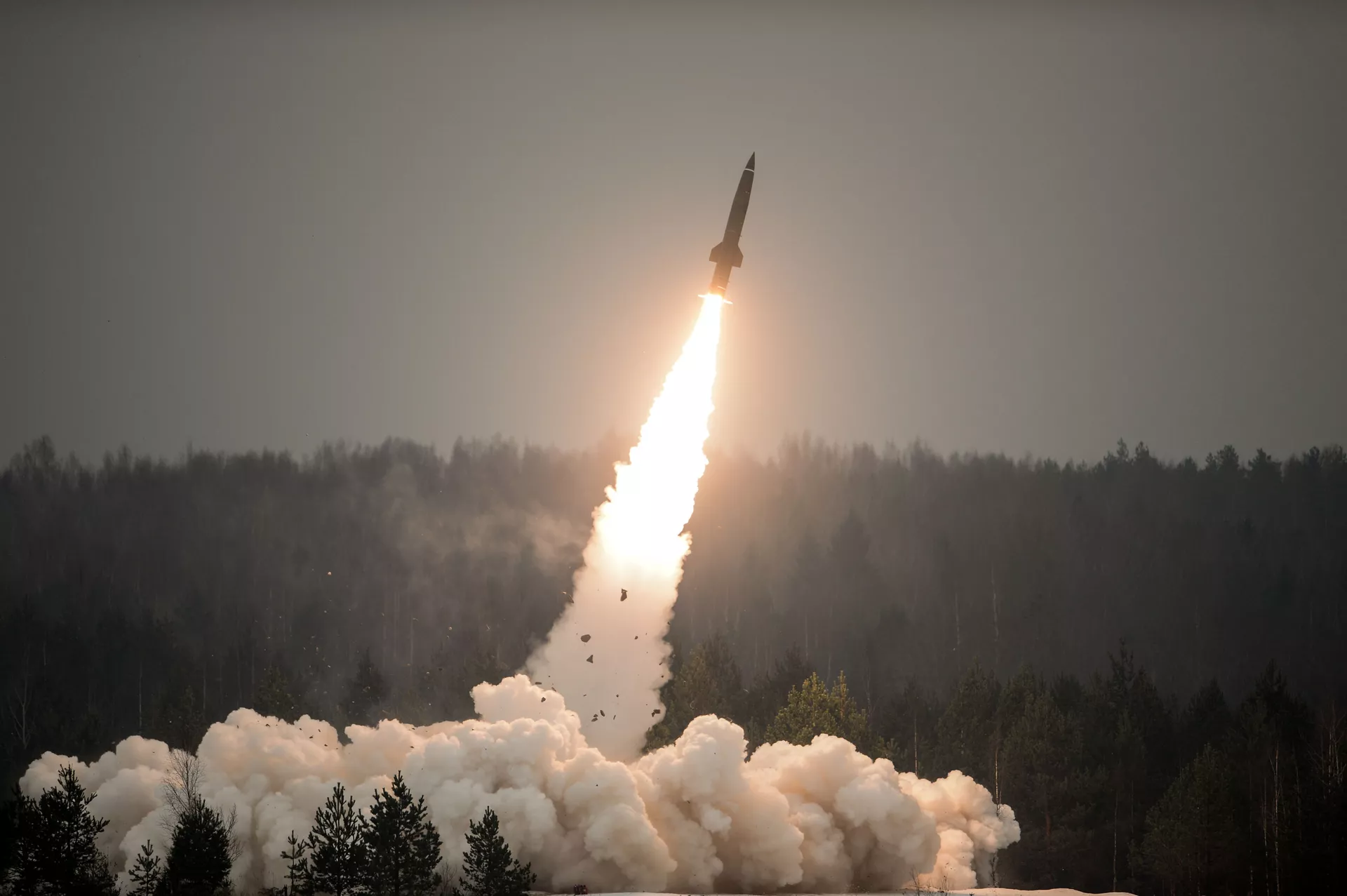 Показательный пуск ракеты из тактического комплекса Точка-У на полигоне Луга в Ленинградской области в День ракетных войск и артиллерии - Sputnik 日本, 1920, 12.12.2023