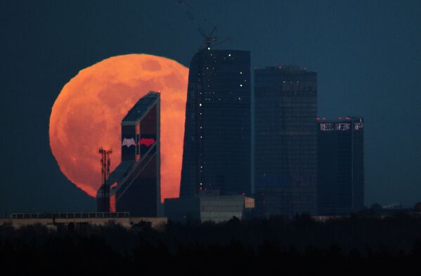 モスクワ・シティ上空の満月 - Sputnik 日本