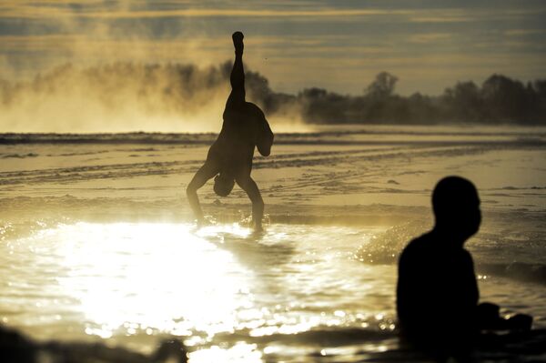 「ノヴゴロド寒中水泳クラブ」の男性がボルホフ川で水浴 - Sputnik 日本