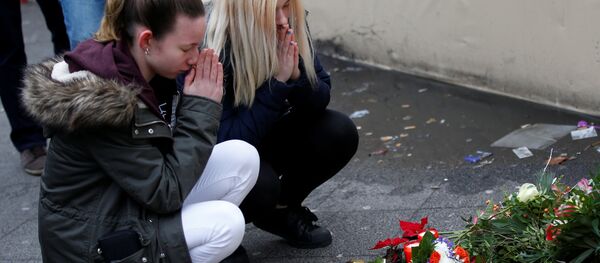 ベルリン市のトラック突入テロ現場に備えられた花束 ベルリン市のトラック突入テロ現場に備えられた花束 - Sputnik 日本