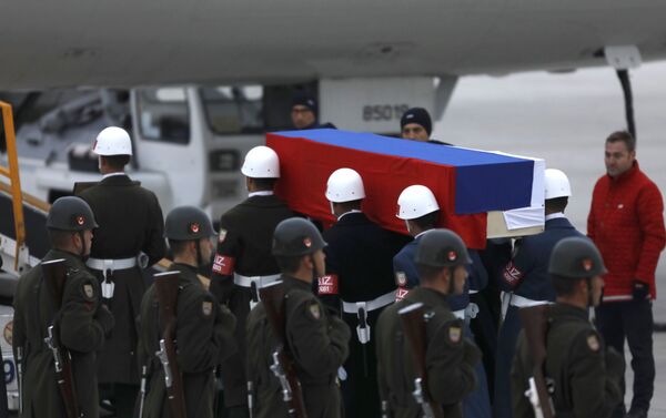 駐トルコロシア大使アンドレイ・カルロフ氏の遺体を乗せた飛行機がモスクワで迎えられる - Sputnik 日本