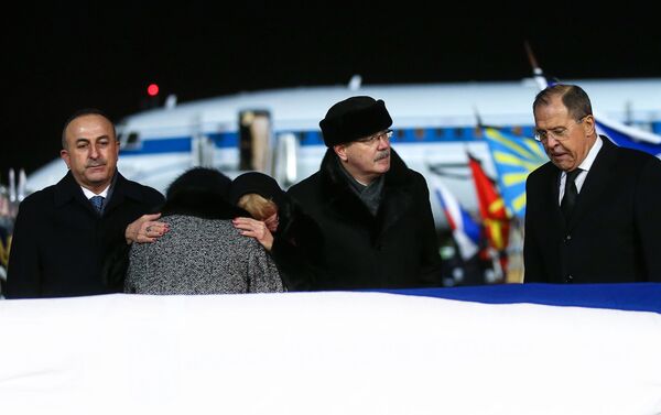 駐トルコロシア大使アンドレイ・カルロフ氏の遺体を乗せた飛行機がモスクワで迎えられる - Sputnik 日本