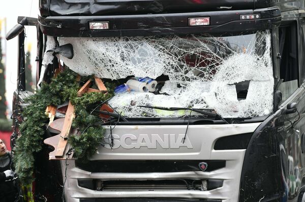 ベルリン・クリスマスマーケットに突入したトラックの割れたフロントガラス - Sputnik 日本