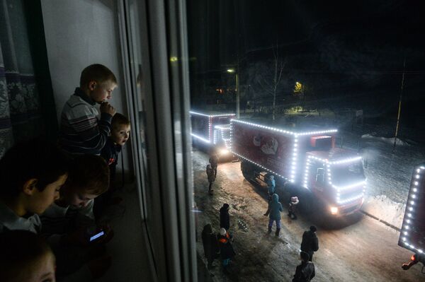 コカ・コーラ社のクリスマスキャラバン、ロシア・ノブゴロド州で - Sputnik 日本
