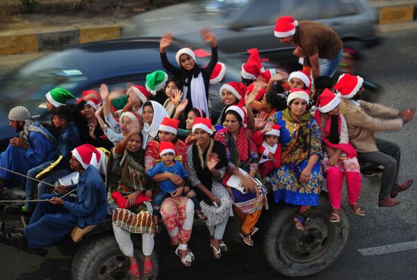 クリスマス衣装を着て馬車に乗る人々、パキスタン・カラチで - Sputnik 日本