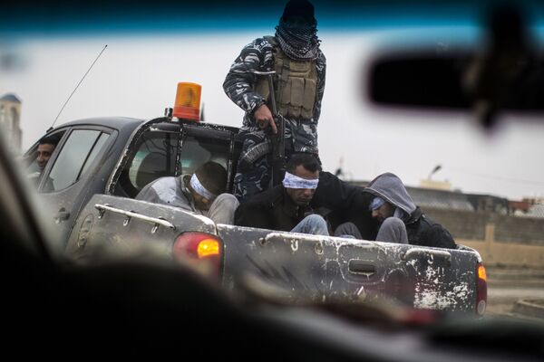 民兵がトンネルで発見されたダーイシュ(イスラム国、IS)戦闘員を移送、イラク・モスルで - Sputnik 日本