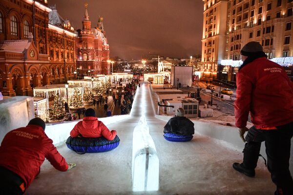フェスティバル「クリスマスへの旅」での氷の滑り台、モスクワ・マネージ広場で - Sputnik 日本