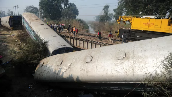 インド北部で１４両編成の急行列車が脱線事故、少なくとも死者２名【動画】 - Sputnik 日本