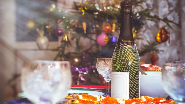 Шампанское на новогоднем столе  - Sputnik 日本