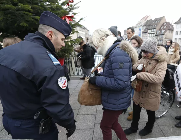 仏ストラスブールのクリスマス・マーケット。中に入るために警察のチェックを受ける市民たち。 仏ストラスブールのクリスマス・マーケット。中に入るために警察のチェックを受ける市民たち。 - Sputnik 日本