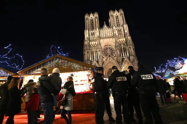 仏北部ランスのノートルダム大聖堂の前のクリスマス・マーケットも警備が強化された。 仏北部ランスのノートルダム大聖堂の前のクリスマス・マーケットも警備が強化された。 - Sputnik 日本