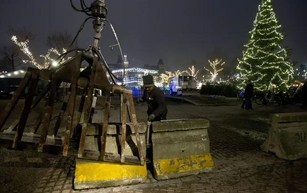 アムステルダム、クリスマス・マーケットの入り口がコンクリートブロックでかためられる。 アムステルダム、クリスマス・マーケットの入り口がコンクリートブロックでかためられる。 - Sputnik 日本