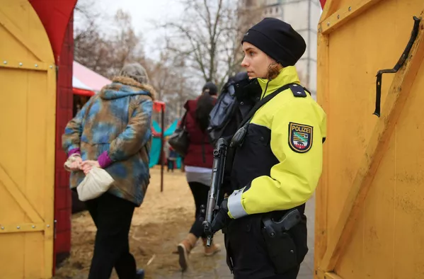 独中部のマグデブルグ、クリスマス・マーケット入り口を武装警官が固める。 独中部のマグデブルグ、クリスマス・マーケット入り口を武装警官が固める。 - Sputnik 日本