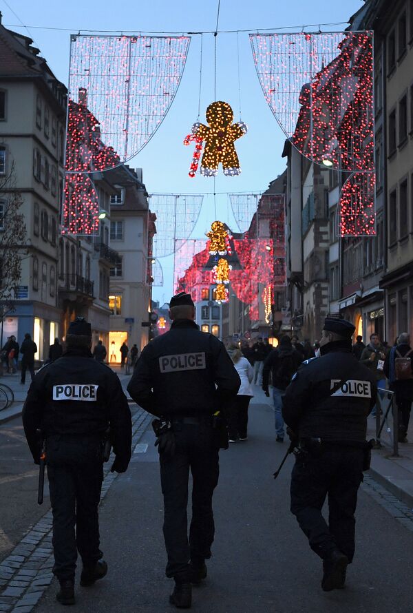 Полиция патрулирует Рождествен仏治安維持機関はクリスマス、お正月の祭日期間の安全確保のために防犯措置としての拘束を行なう。скую ярмарку в Страсбурге - Sputnik 日本