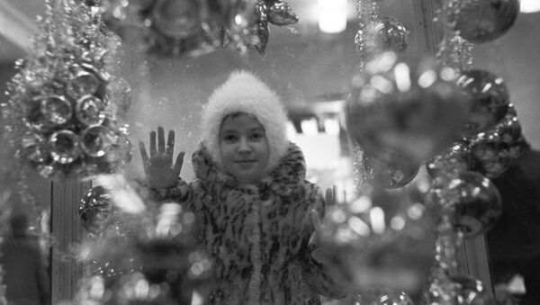 Девочка у витрины магазина Детский мир, 1967 год - Sputnik 日本