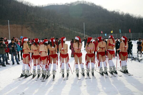 サンタビキニを着た女性たち、中国スキーリゾートで - Sputnik 日本