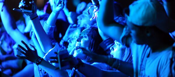 ワンオクのコンサート中、約50人体調不良 21人が入院【写真】 ワンオクのコンサート中、約50人体調不良 21人が入院【写真】 - Sputnik 日本