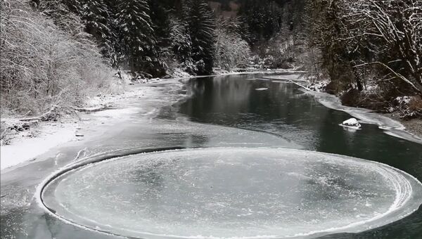 まさに自然の奇跡：川面で回転する氷の輪 - Sputnik 日本