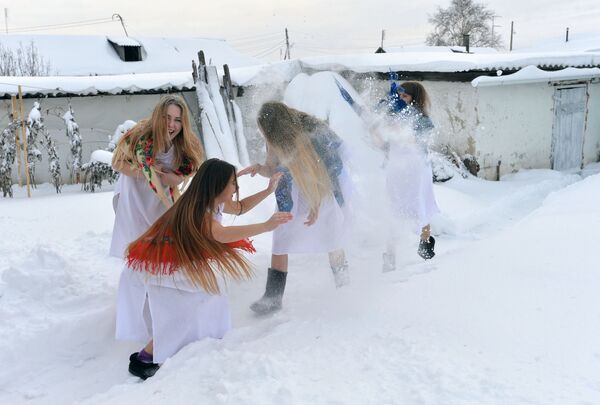 降誕祭から始まるスヴャトキー週間で雪遊びに興じる若い女性たち。 - Sputnik 日本