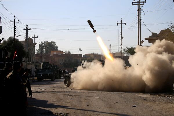 イラク東部のモスルでの「ダーイシュ（IS）」との戦いでテロ集団側にミサイルを撃ち込むイラク軍即応部隊 - Sputnik 日本