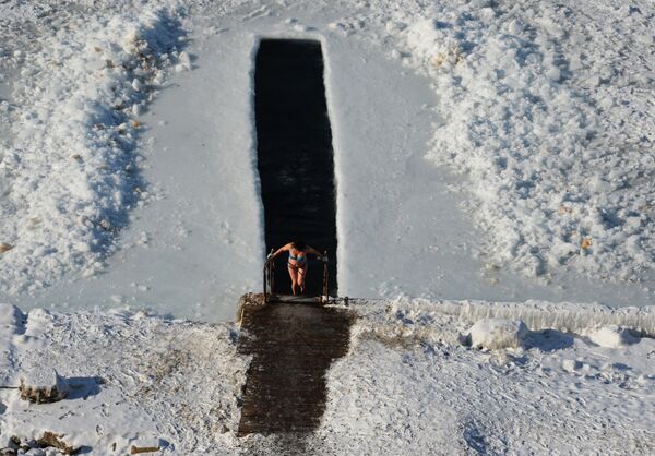 凍ったアムール川で寒中水泳の女性 - Sputnik 日本