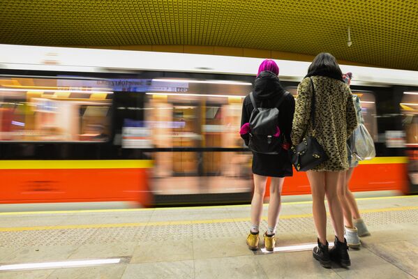 ワルシャワのとある駅で実施されたフラッシュモブ「パンツをはかずに地下鉄に乗ろうよ運動」 - Sputnik 日本
