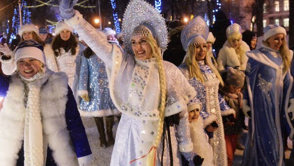 Участники торжественного шествия во время парада Снегурочек в Москве - Sputnik 日本