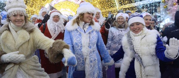 Участники торжественного шествия во время парада Снегурочек в Москве Участники торжественного шествия во время парада Снегурочек в Москве - Sputnik 日本