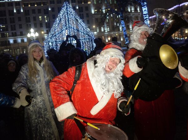 雪娘パレードは冬のフェスティバル「クリスマスへの旅」には欠かせない大事なイベント - Sputnik 日本