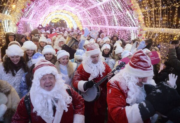 プーシキン広場までの１００メートルの光のトンネルを雪娘たちは陽気な歌をうたいながら、沿道に向かって新年を祝った - Sputnik 日本