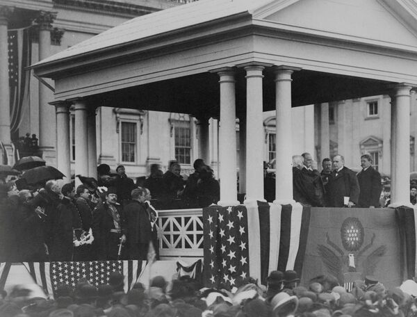 1901年、最高裁判所長官であるメルヴィル・フラーが第25代米大統領ウィリアム・マッキンリーに就任宣誓させている。 - Sputnik 日本
