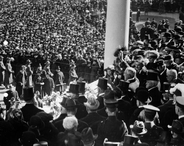1921年、第29代米大統領ウォレン・ハーディングは就任式で市民を歓迎する。 - Sputnik 日本