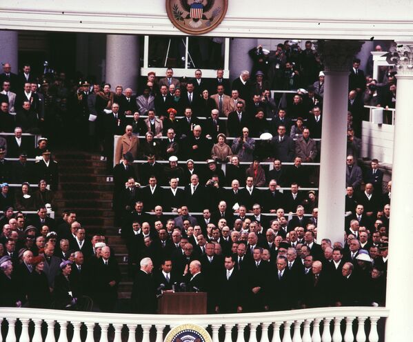 1957年、最高裁判所長官のエール・ウォーレンが第34代米大統領ドワイト・D・アイゼンハワーに就任宣誓をさせている。 - Sputnik 日本