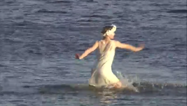 ロシア人のこのノリのよさ！　水中ダンスもありのフラッシュモブ - Sputnik 日本