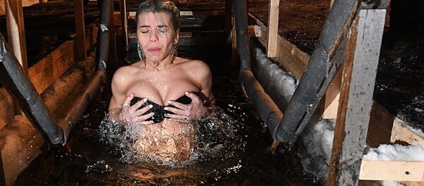 Девушка во время крещенского купания в парке Сокольники Девушка во время крещенского купания в парке Сокольники - Sputnik 日本