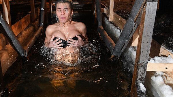 Девушка во время крещенского купания в парке Сокольники - Sputnik 日本