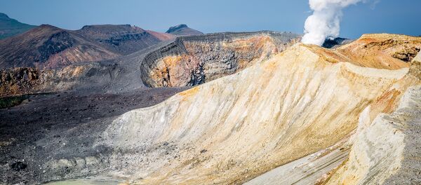 クリル諸島のエベコ火山から高さ4キロの噴煙柱 クリル諸島のエベコ火山から高さ4キロの噴煙柱 - Sputnik 日本