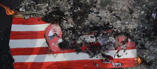 マニラの米大使館前で抗議集会、星条旗に放火 - Sputnik 日本