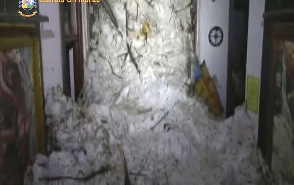 イタリア　倒壊したホテルの瓦礫の中から生存者6人見つかる - Sputnik 日本